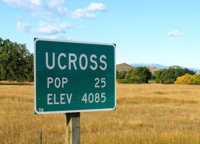 ucross road sign